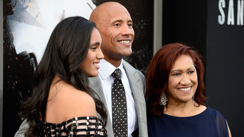 Dwayne Johnson, seine Tochter Simone und seine Mutter Ata auf der Premiere von "San Andreas"