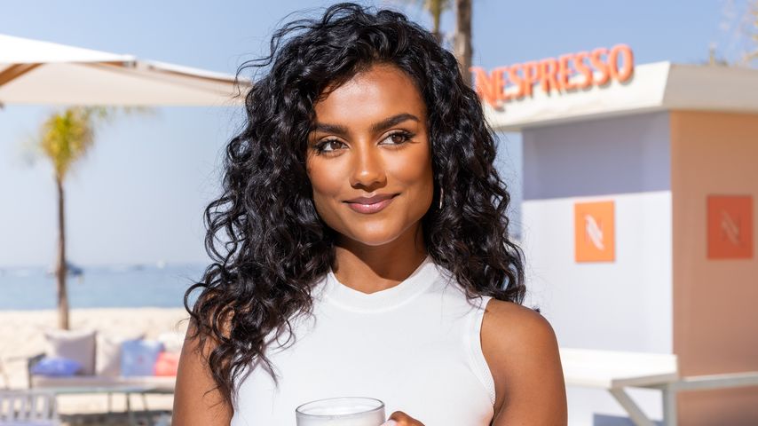 Simone Ashley als Model für die Nespresso-Kampagne 2023