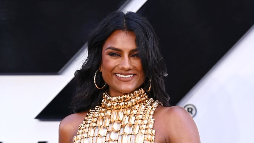Trotz gelöschter Szene: Simone Ashley glänzt bei Premiere