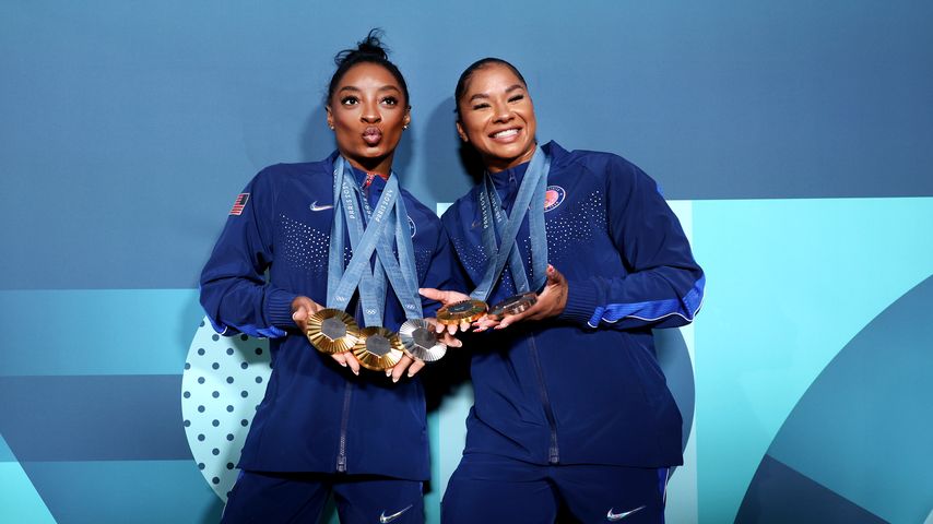 Simone Biles und Jordan Chiles mit ihren Medaillen bei den Olympischen Spielen 2024 in Paris