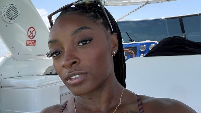 Simone Biles zeigt sich nach Brust-OP im knappen Bikini