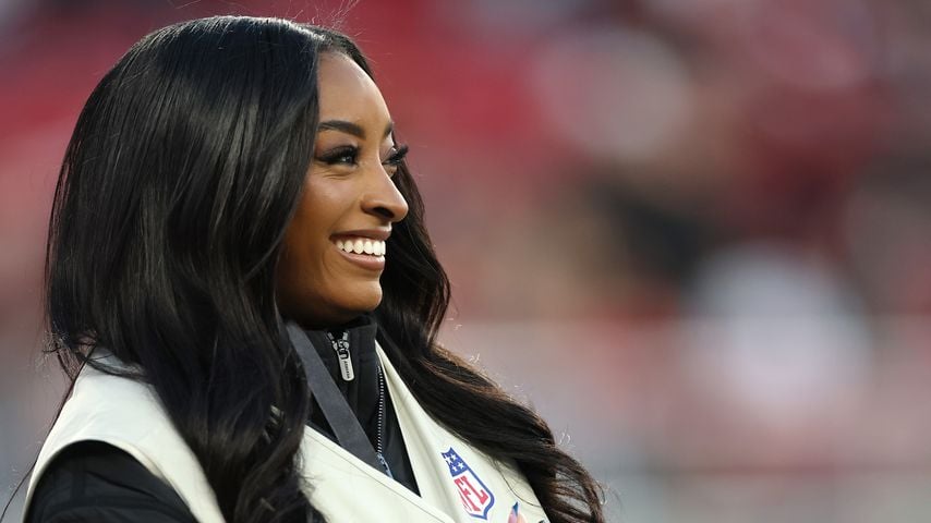 Simone Biles am Spielfeldrand vor dem Spiel der San Francisco 49ers gegen die Chicago Bears in Santa Clara