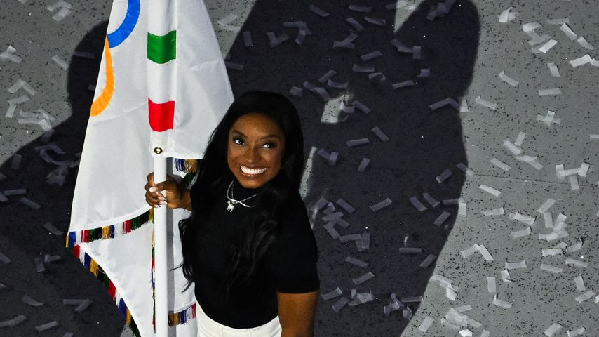 Große Ehre: Simone Biles nimmt Olympische Flagge entgegen