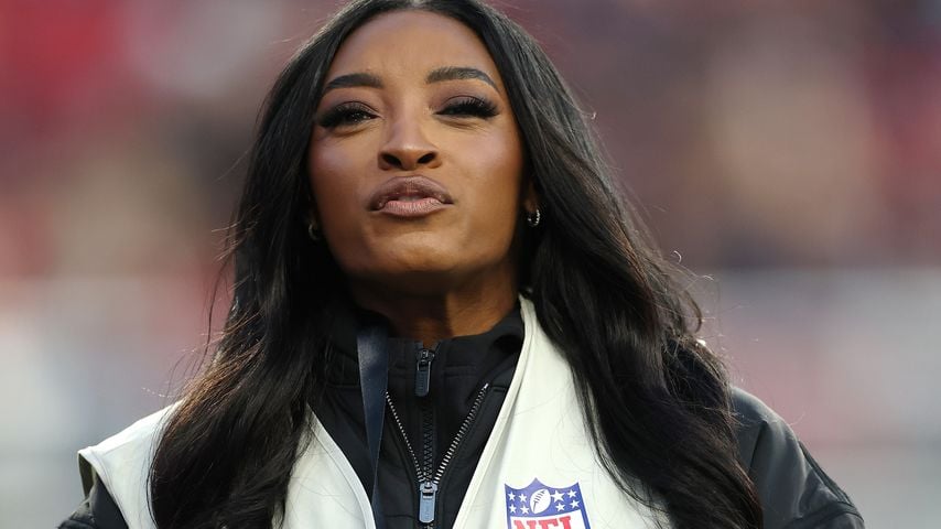 Nicht nur Spielerfrau: Simone Biles fotografiert bei der NFL