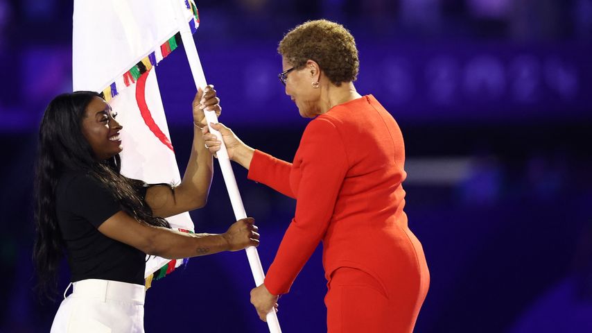 Simone Biles mit der Bürgermeisterin von L.A. bei der olympischen Flaggenübergabe