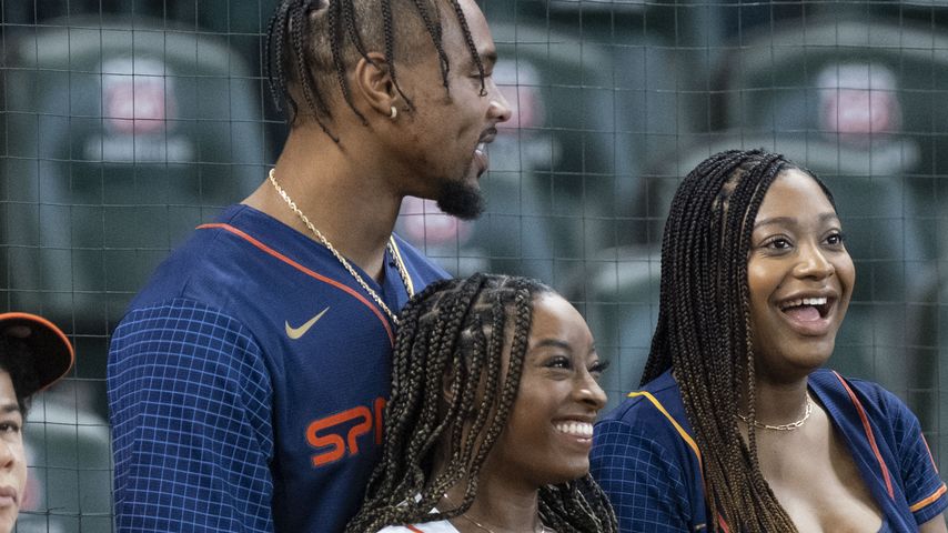 Simone Biles und Jonathan Owens bei einem Basketballspiel in Houston