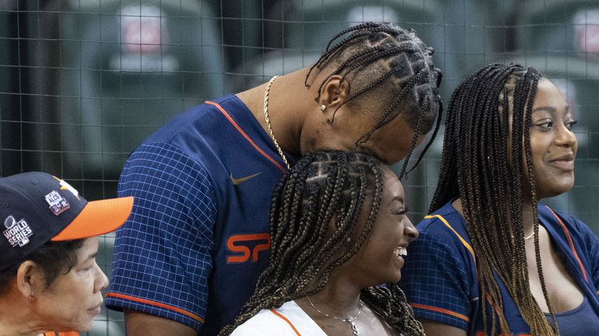 Hier schmust Olympia-Star Simone Biles mit ihrem Verlobten