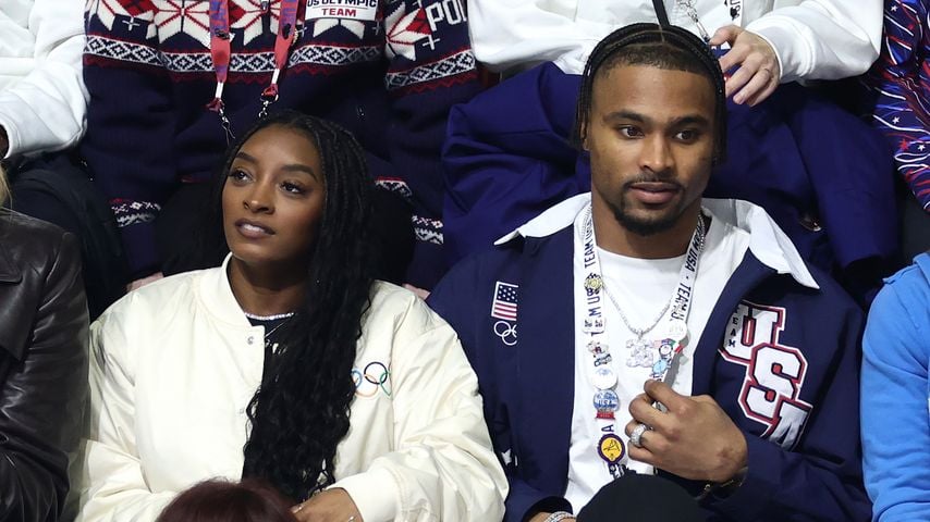 Simone Biles und Jonathan Owens beim Herren-Eiskunstlaufen bei den Winterspielen Milano Cortina 2026