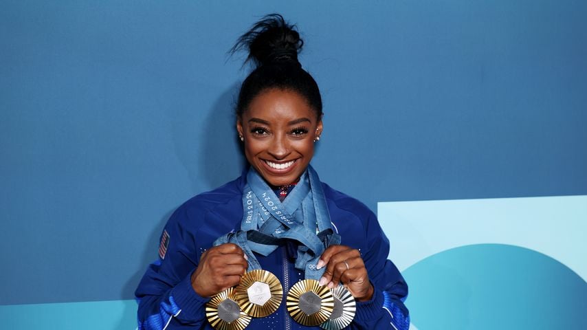 Simone Biles zeigt ihre Paris-2024-Olympiamedaillen