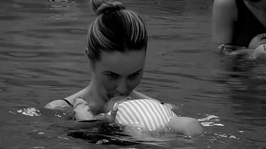 Simone Holtznagel und ihre Tochter Gia beim Schwimmunterricht