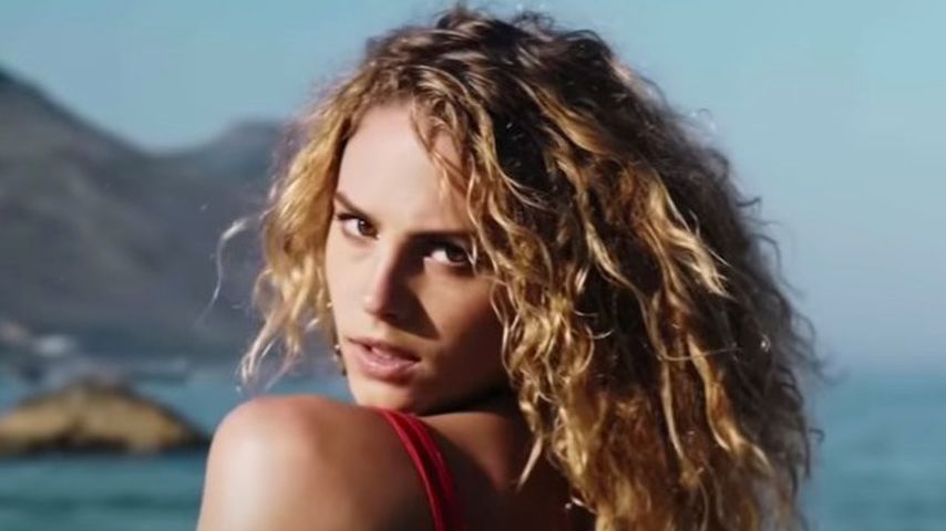 Simone Kowalski im Musikvideo zu "Easy Breezy" von Prince Damien