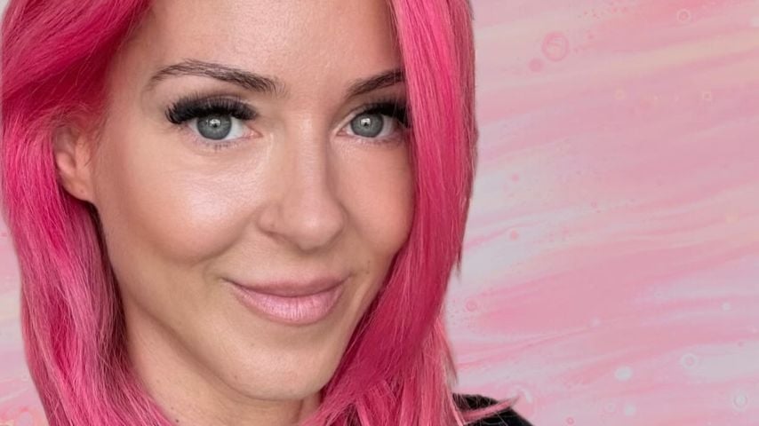 Simone Lugner mit pinken Haaren, Juli 2026