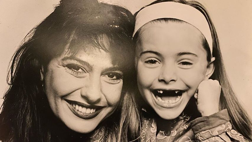 Ohne Zähne: Wer teilt denn dieses putzige Throwback-Bild?