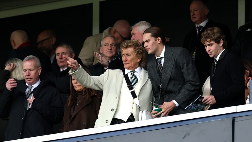 Sir Rod Stewart und Alastair Wallace Stewart vor dem Premier Sports Cup Halbfinale zwischen Celtic und Rangers in Hampden Park, 2025