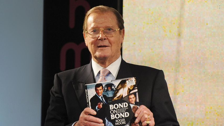 Sir Roger Moore bei der Signierstunde seiner Memoiren "Bond on Bond" in London, Oktober 2012