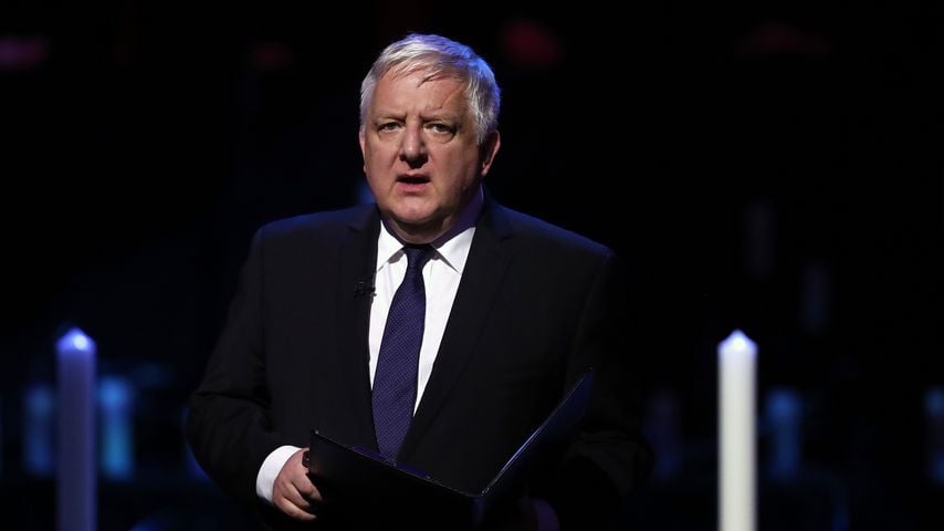Sir Simon Russell Beale liest bei der UK Holocaust Memorial Day Gedenkzeremonie in Westminster, London, am 27. Januar 2020