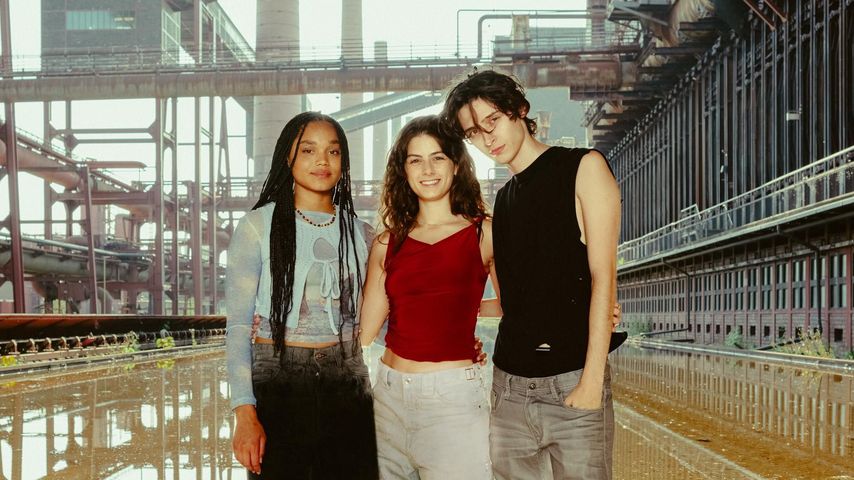 Ali (Sira-Anna Faal), Mila (Derya Akyol), Jannis (Eren M. Güvercin) von "Euphorie"