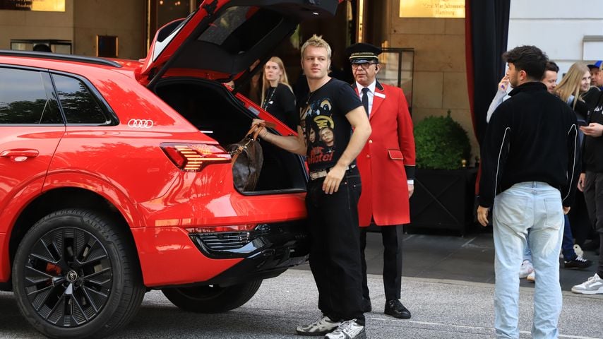 Nach TV-Küssen: Ski Aggu bestätigt bisexuelle Poly-Beziehung