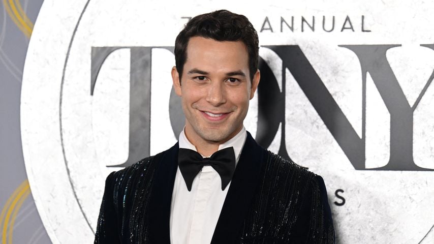 Skylar Astin lächelnd im Anzug, 2022