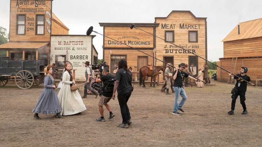 Skywalker Hughes als Mary Ingalls und Crosby Fitzgerald als Caroline Ingalls beim Dreh von "Unsere kleine Farm"