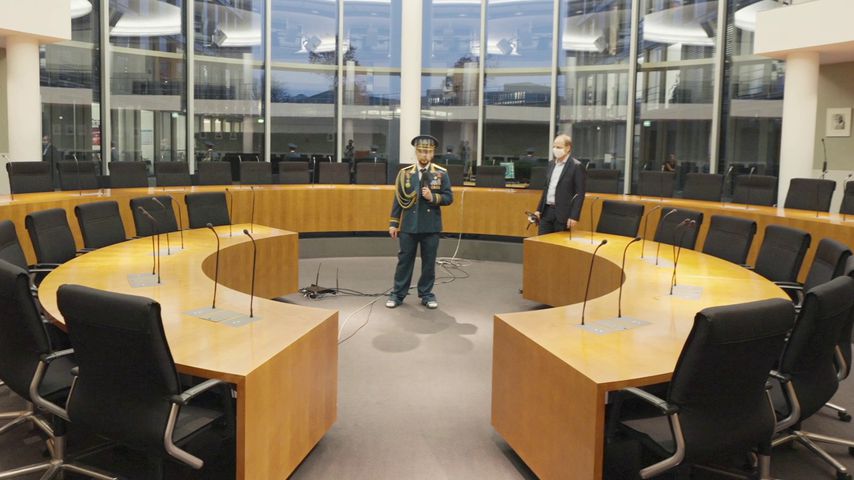 Slavik Junge mit Politiker Thomas Heilmann im Bundestag
