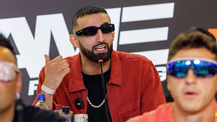 Slim Albaher spricht bei der Pressekonferenz zu Fame Fighting in der Ostermann Arena Leverkusen