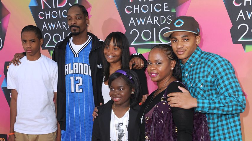 Snoop Dogg mit seiner Frau und seinen vier Kindern im Jahr 2010
