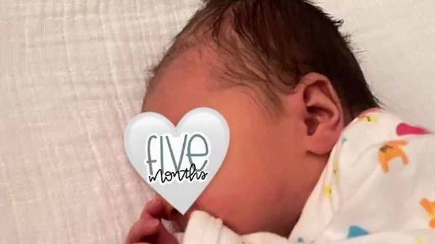 Snow Elanie Koc in einem Babybettchen