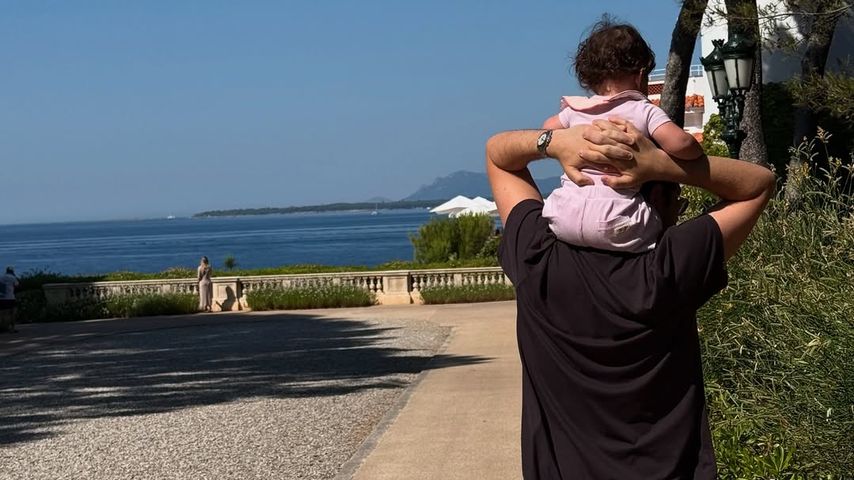 Plattenmanager Elliot Grainge trägt seine Tochter im Urlaub, Juni 2025.
