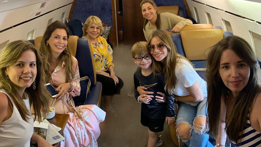 Sofia Vergara (mit Sonnenbrille) mit ihrer Familie in einem Privatjet
