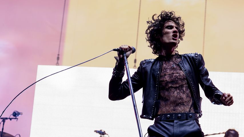 Sombr beim Auftritt im Outdoor Theatre des Coachella Valley Music and Arts Festival 2026 in Indio, Kalifornien