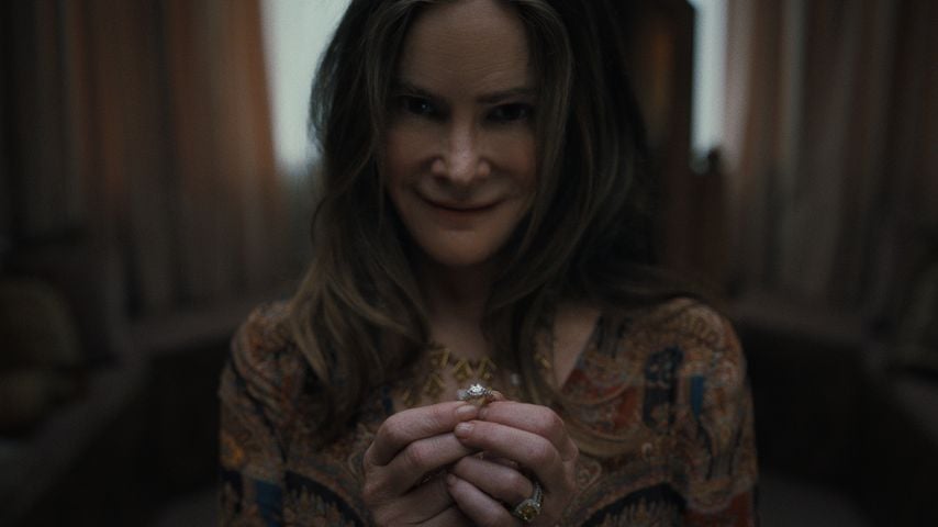 Something Very Bad Is Going to Happen. Jennifer Jason Leigh as Victoria in episode 102 of Something Very Bad Is Going to Happen. Cr. Courtesy of Netfl