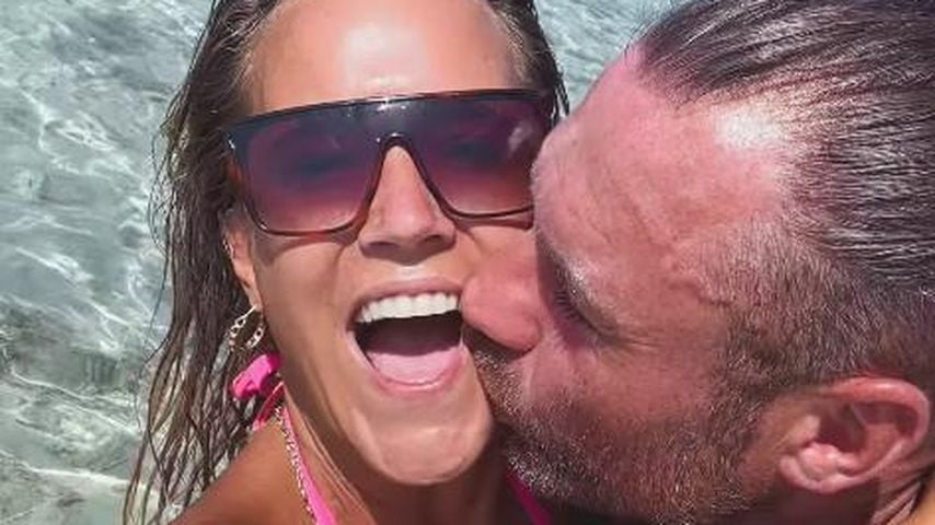 Sonia Liebing knutscht verliebt mit ihrem Mann im Meer