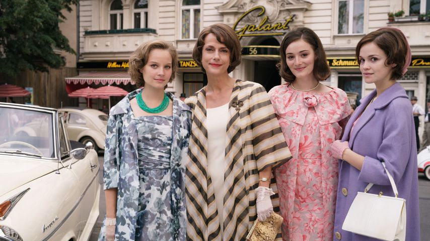 Sonja Gerhardt, Claudia Michelsen, Maria Ehrich und Emilia Schüle in "Ku'damm 63"