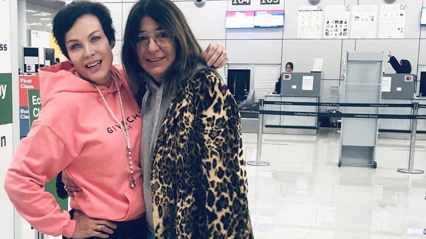 Sonja Kirchberger und eine Freundin am Frankfurter Flughafen