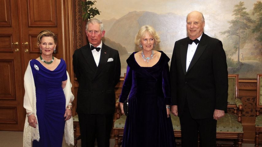 Offizielles Foto von Sonja von Norwegen, Prinz Charles, Camilla, Herzogin von Cornwall, und Harald von Norwegen im Königspalast in Oslo