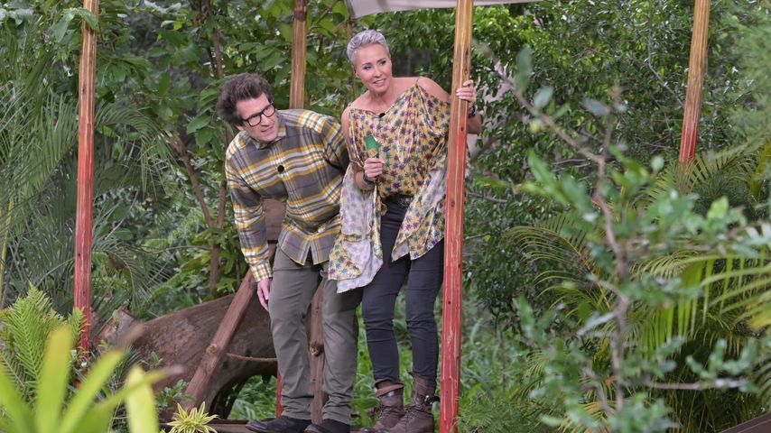 Sonja Zietlow und Daniel Hartwich im Dschungelcamp 2022