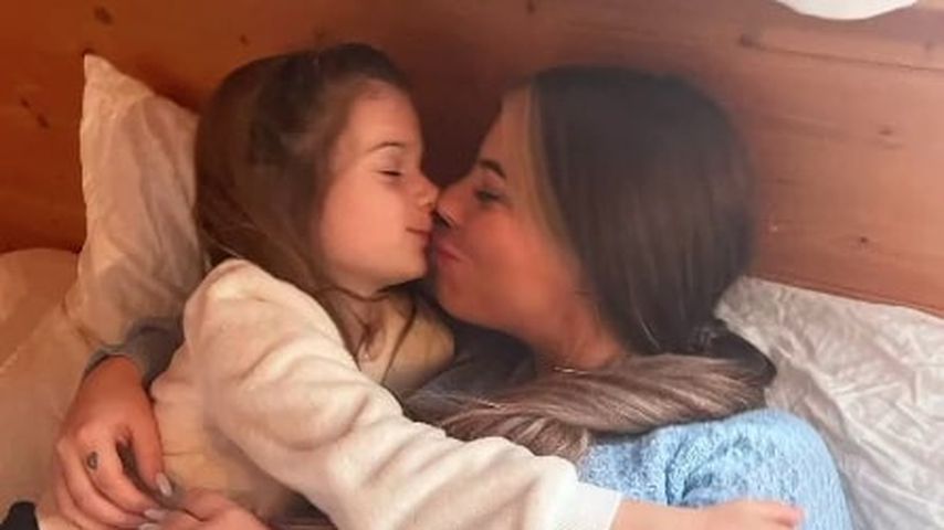 So niedlich kuscheln Sophia Cordalis und ihre Tante Jenny