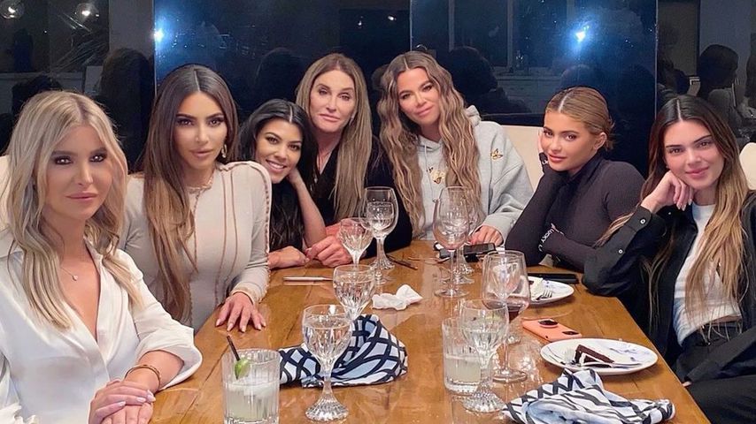 Caitlyn Jenner mit ihren Töchtern, Stieftöchtern und Freundin Sophia Hutchins