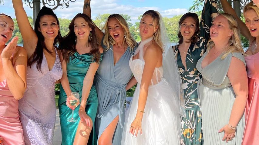 Sophia-Luisa Lewe mit ihrer Schwester Sarah Connor und weiteren Gästen auf ihrer Hochzeit