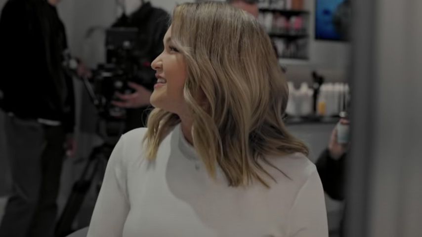 Sophia Thiel beim Friseur