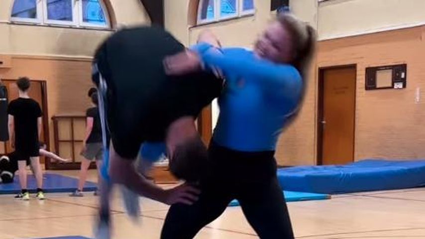 Sophia Thiel und Evil Jared Hasselhoff wrestlen