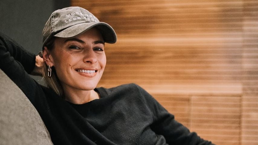 Sophia Thomalla und ihr neuer Hund Mischka kuscheln im Oktober 2025