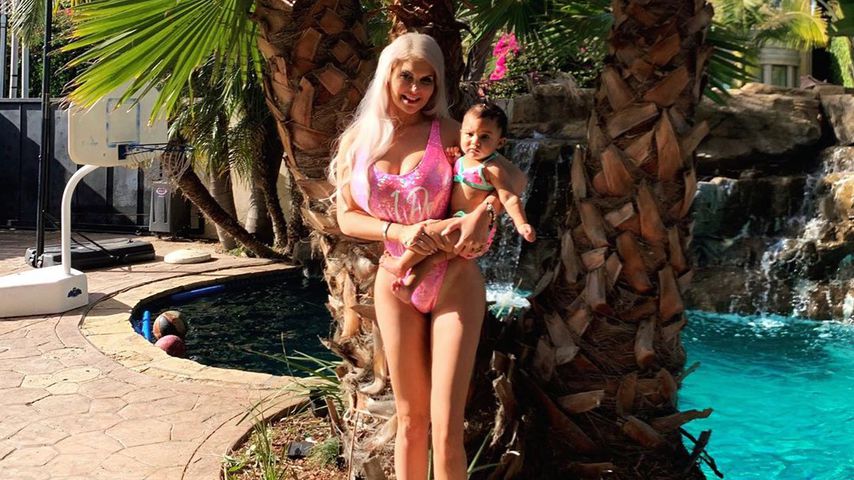 Im Barbie-Badeanzug: Sophia Vegas planscht mit Baby Amanda