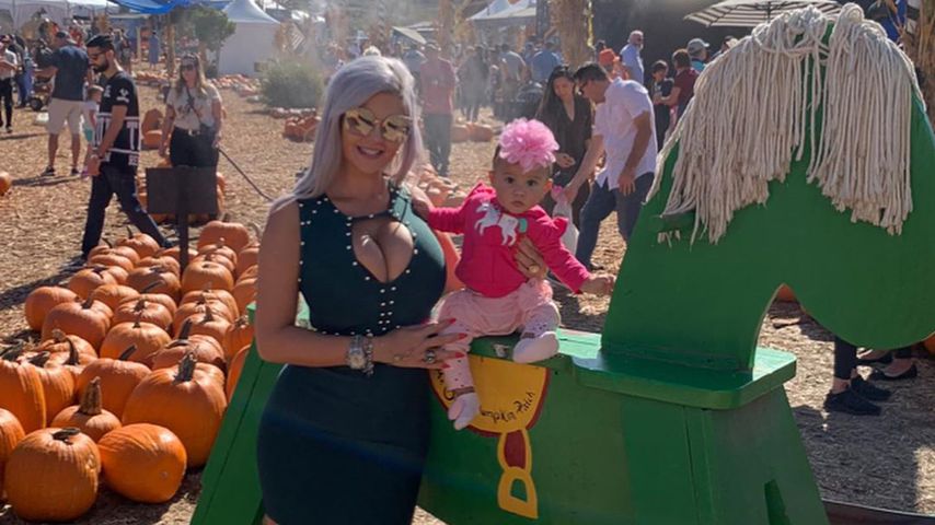 Sophia Vegas' Tochter Amanda verzückt mit Blümchen-Haarband