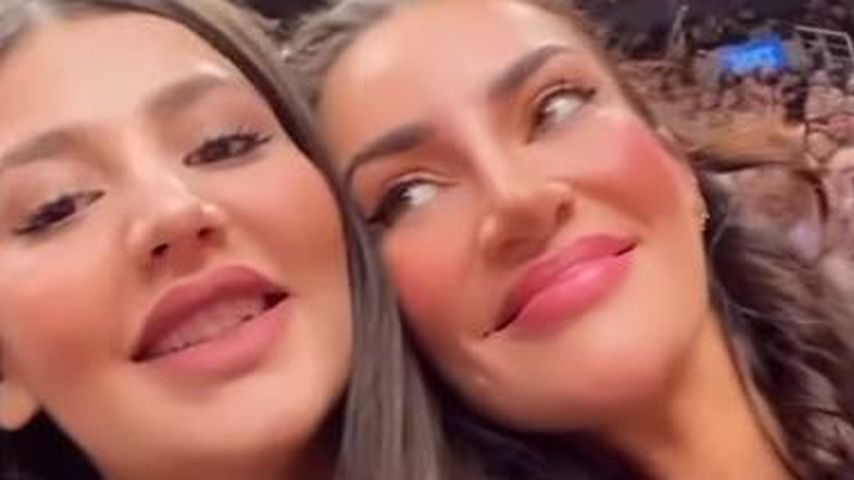 Sophie Brussaux und eine Freundin im Dezember 2022 in Toronto