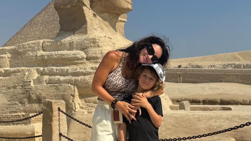 Sophie Brussaux und ihr Sohn Adonis Graham in Gizeh