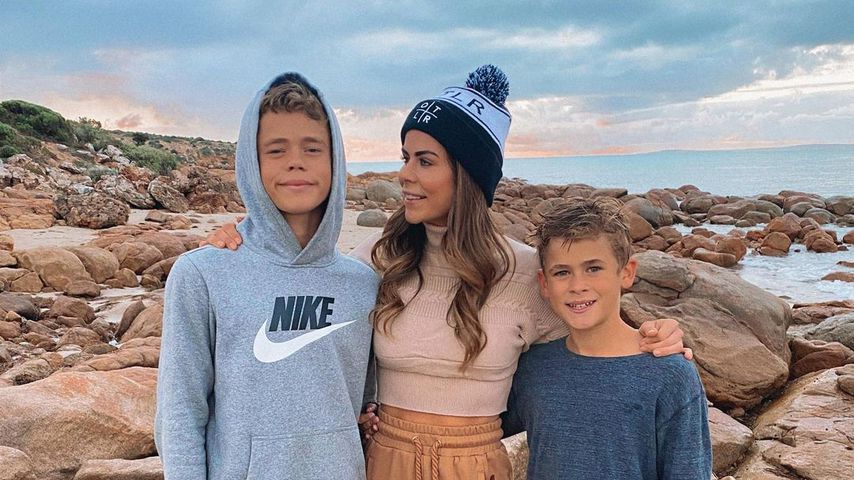 Sophie Guidolin und zwei ihrer Söhne im April 2021 in Sceale Bay, Australien