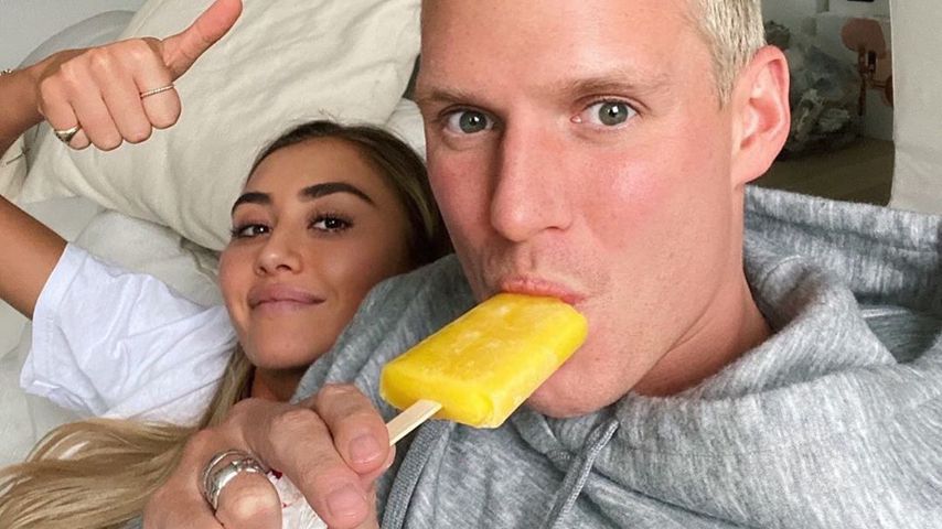 Sophie Habboo und Jamie Laing auf der heimischen Couch