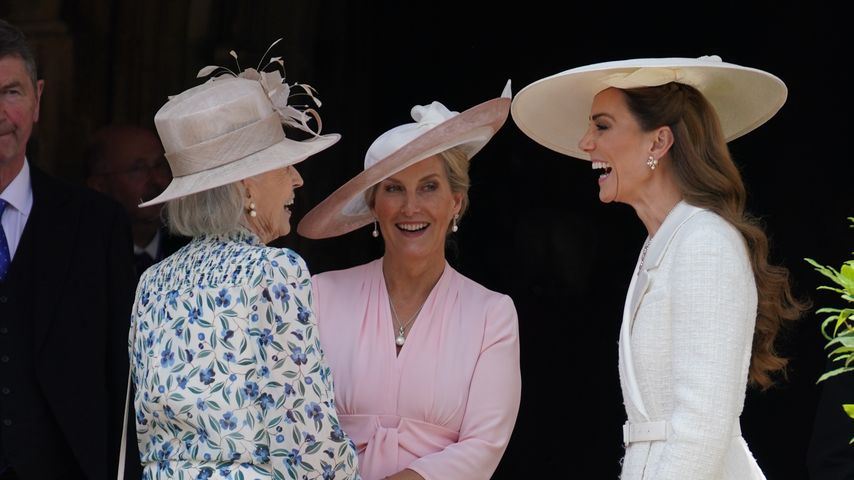 Sophie, Herzogin von Edinburgh und Prinzessin Kate sprechen mit einem Gast